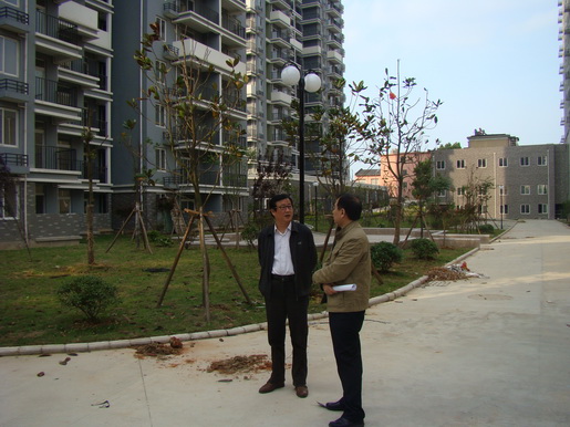 董事長(zhǎng)調(diào)研城區(qū)老舊小區(qū)管道燃?xì)馀涮坠ぷ?>                            <div   id="lfrnjbrnzftz"   class="con">
                                <span id="lfrnjbrnzftz"    class="title">董事長(zhǎng)調(diào)研城區(qū)老舊小區(qū)管道燃?xì)馀涮坠ぷ?/span>
                                <p class="des">&nbsp;

	近日，公司黨委書(shū)記、董事長(zhǎng)潘炳應(yīng)先后深入渡江路沿街樓棟、百圣花苑、同慶北苑、錦都商城、古樹(shù)新村、馬山公寓等26處前期開(kāi)發(fā)未“三同時(shí)”配套管道燃?xì)獾某菂^(qū)老舊小區(qū)（樓棟），實(shí)地考察、調(diào)研公司老舊小區(qū)氣化工作推進(jìn)情況。


	每到一處，潘炳應(yīng)都細(xì)致查看小區(qū)周邊管網(wǎng)配套條件，詳細(xì)了解氣化工作實(shí)際困難，并認(rèn)真傾聽(tīng)小區(qū)居民對(duì)公司配套管道燃?xì)獾囊庖?jiàn)和建議。對(duì)于老舊小區(qū)氣化工作，潘炳應(yīng)...</p>
                            </div>
                            <div   id="lfrnjbrnzftz"   class="time">
                                <span id="lfrnjbrnzftz"    class="day">05</span>
                                <span id="lfrnjbrnzftz"    class="year-month">2014-05</span>
                            </div>
                        </a>
                    </li>
                                        <li>
                        <a href="show.php?Id=218" target="_blank">
                            <img src=