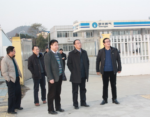 市城鄉(xiāng)建委黨委書(shū)記、主任鄭家齊一行至安慶港華調(diào)研我市燃?xì)夤ぷ?>                            <div   id="lfrnjbrnzftz"   class="con">
                                <span id="lfrnjbrnzftz"    class="title">市城鄉(xiāng)建委黨委書(shū)記、主任鄭家齊一行至安慶港華調(diào)研我市燃?xì)夤ぷ?/span>
                                <p class="des">&nbsp;

	12月12日下午，市城鄉(xiāng)建委黨委書(shū)記、主任鄭家齊，副主任張北安率委相關(guān)部門(mén)來(lái)到安慶市煤氣公司和安慶港華燃?xì)夤菊{(diào)研。安慶市煤氣公司經(jīng)理、安慶港華董事長(zhǎng)潘炳應(yīng)，安慶港華總經(jīng)理王政文陪同調(diào)研，公司全體班子成員參加調(diào)研會(huì)。 &nbsp;&nbsp;&nbsp;&nbsp;&nbsp;&nbsp;&nbsp;


	鄭家齊主任一行先后來(lái)到我市天然氣月山門(mén)站、北部新城高中壓站及L...</p>
                            </div>
                            <div   id="lfrnjbrnzftz"   class="time">
                                <span id="lfrnjbrnzftz"    class="day">15</span>
                                <span id="lfrnjbrnzftz"    class="year-month">2014-12</span>
                            </div>
                        </a>
                    </li>
                                    </ul>
                <div   id="lfrnjbrnzftz"   class="pagination">
                <a href=?pid=2&ty=21&page=1 title=第1頁(yè)>1</a><a>...</a><a href=?pid=2&ty=21&page=115 title=第115頁(yè)>115</a><a title=第116頁(yè) class=